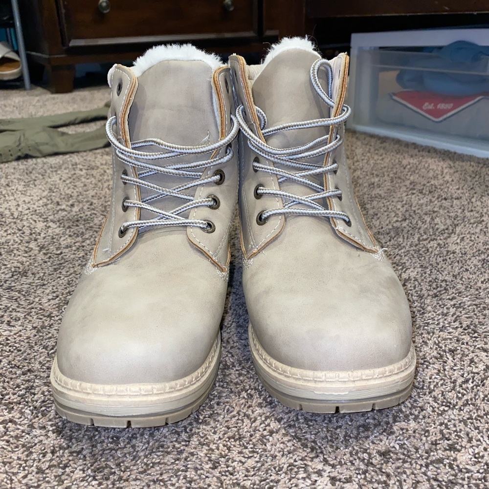 Snow resistant boots, never worn